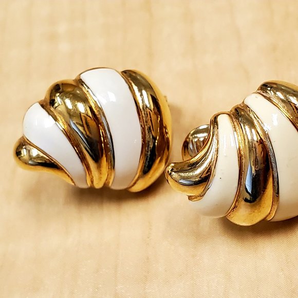 Vintage Signed MONET Gold and Cream Enamel Shell Clip Earrings - Picture 3 of 11